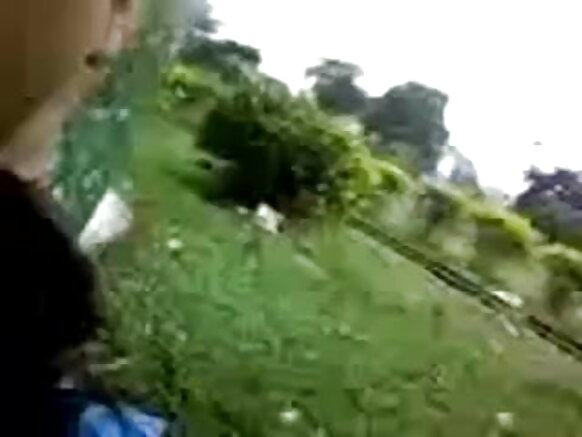 دیسی بچی نے انگریزی چ شہوانی ، شہوت انگیز نیلے چھاتی نوں چمیا تے بے نقاب کیتا
