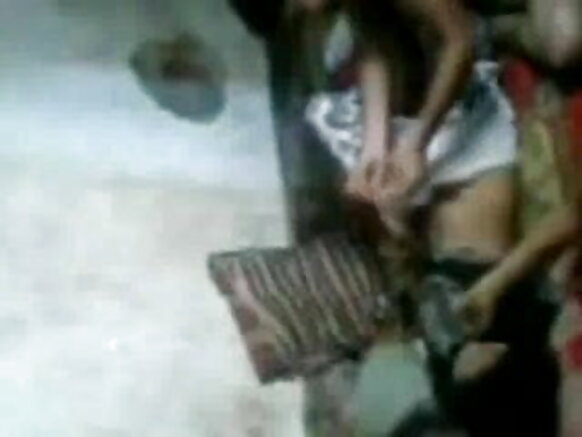 گرم ہندوستانی لڑکی تمباکو نوشی کردی اے، اپنے پریمی دے نال چودائی کردے ہوئے لڑکی دکھاندی اے۔