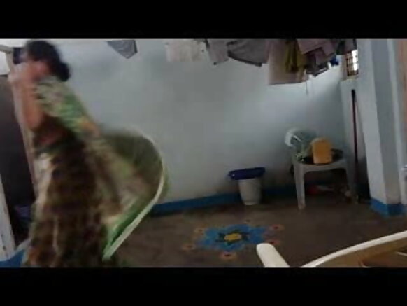 آنٹی انڈیا انڈین انگریزی وچ سیکسی ویڈیو مووی پاندی پھڑی گئی